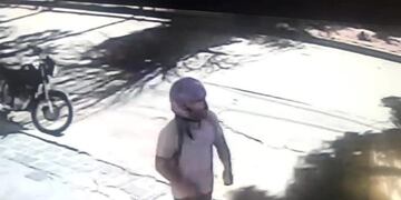 El motochorro se bajó de la moto y asaltó a la joven\u002E