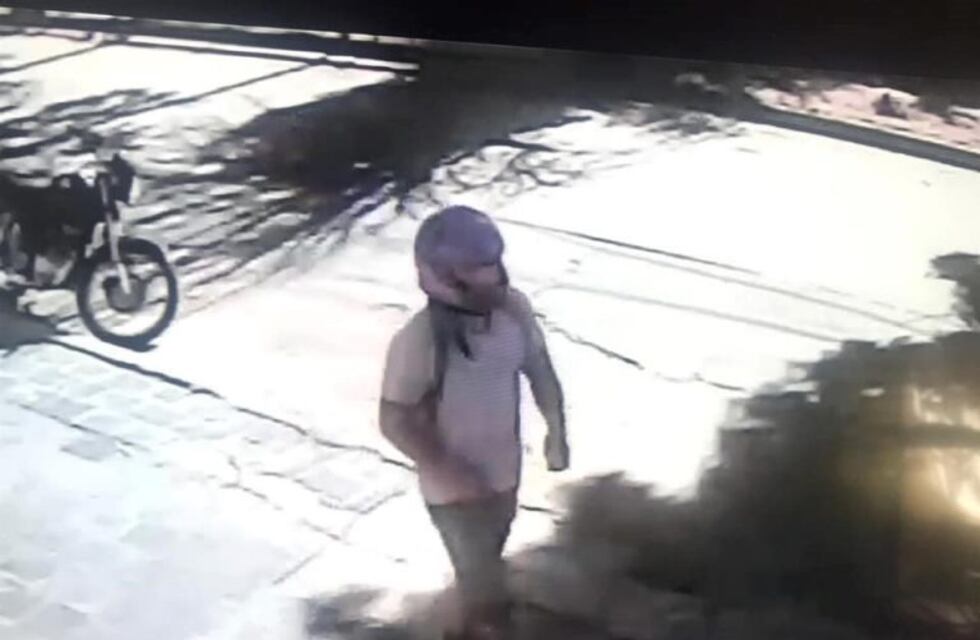 Un motochorro la asaltó en la puerta de su casa y a plena luz del día