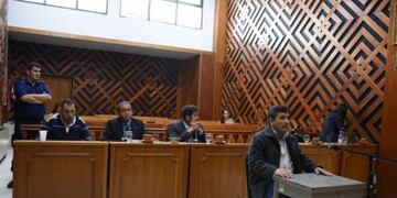 El acusado y la víctima\u002E Sánchez (izq\u002E) escucha la declaración de Villegas ante la Cámara Penal 1\u002E Foto: El Diario de la República\u002E