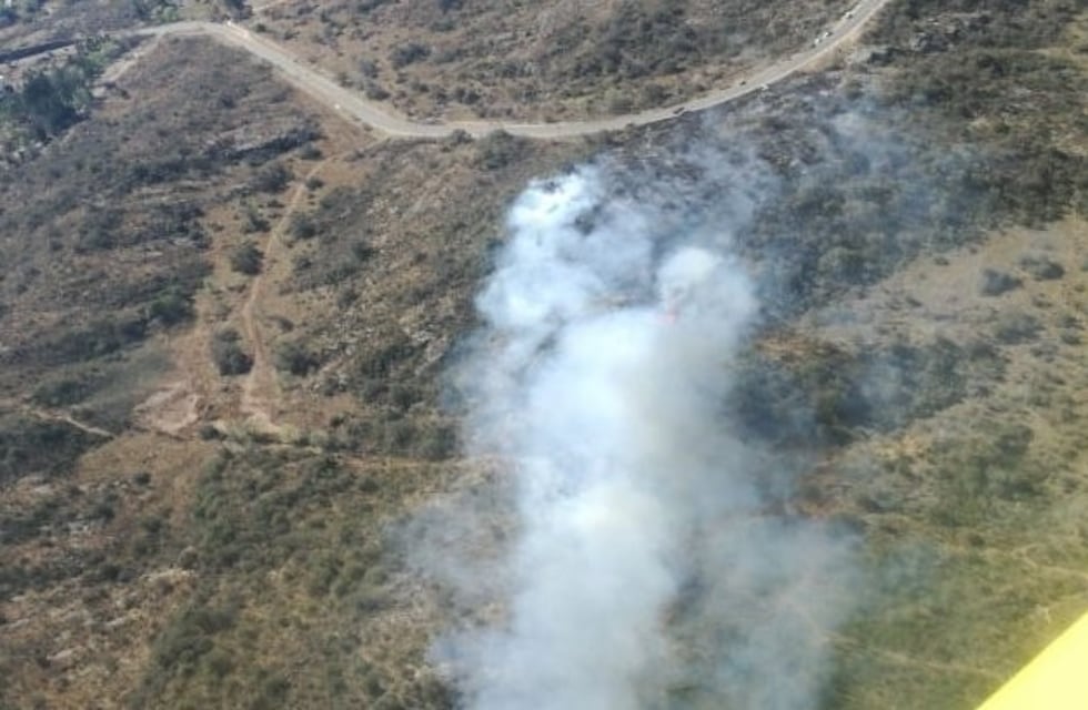 Bomberos combaten un incendio forestal en Traslasierra