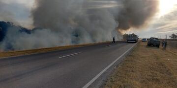 El vehículo se incendió al salir del pavimento