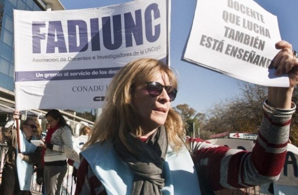 Comenzó el paro de los docentes universitarios