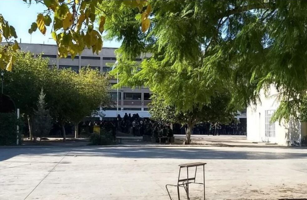 Tiraron gas pimienta y tuvieron que evacuar dos escuelas