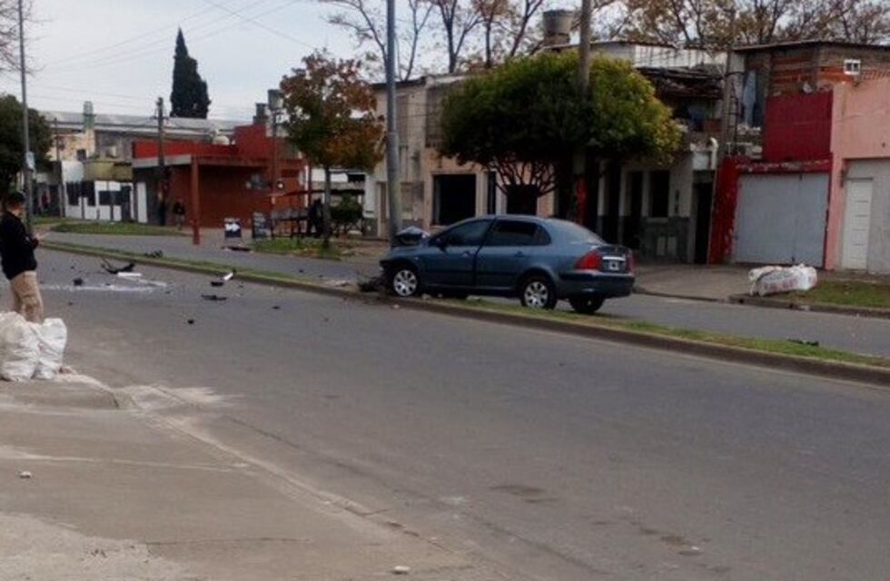 Un auto chocó contra un poste de alumbrado público: hay cuatro heridos