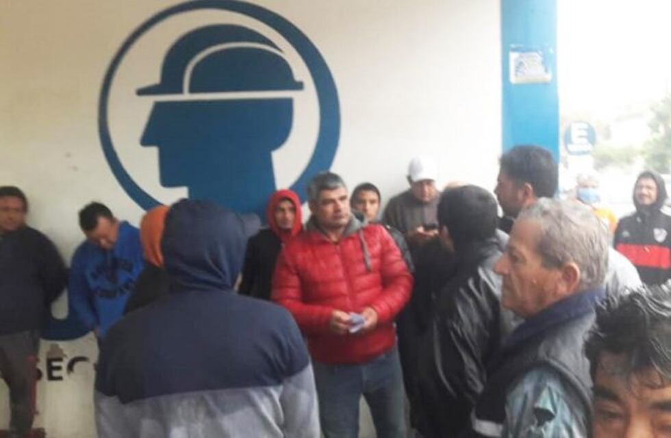 Protestas y amontonamiento en la Uocra por los permisos para la construcción
