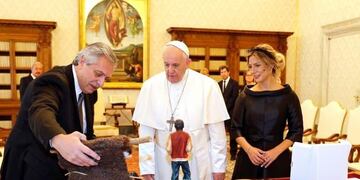 El presidente Alberto Fernández, junto a su esposa Fabiola Yañez, le entregaron tres regalos al papa Francisco\u002E (Presidencia)