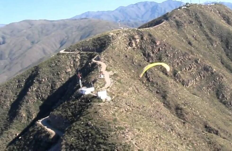 Murió un hombre que cayó de un parapentes en el Cerro Arco