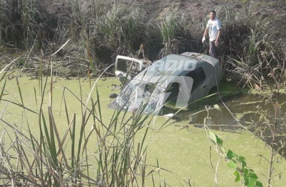 Se salvó de milagro: esquivó los obstáculos que ladrones pusieron para que frenara y terminó en la zanja