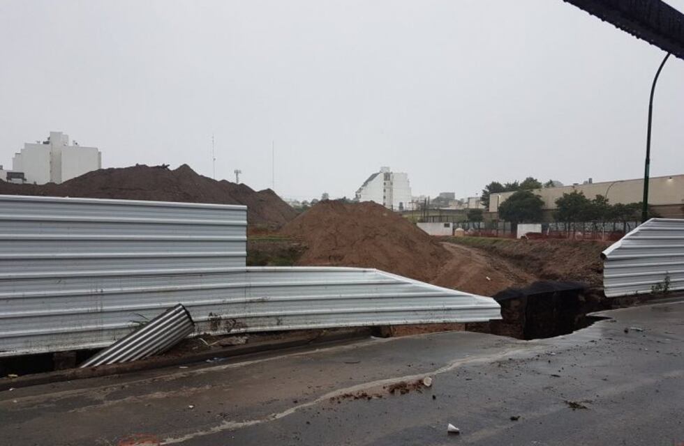 Derrumbe parcial en una obra en construcción provoca un caos vehicular en barrio General Paz