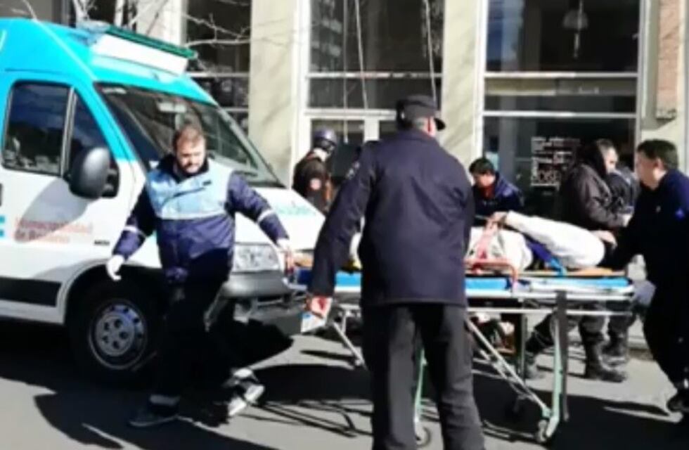 Dos peatones heridos en el macrocentro por un andamio que cayó al vacío y los aplastó