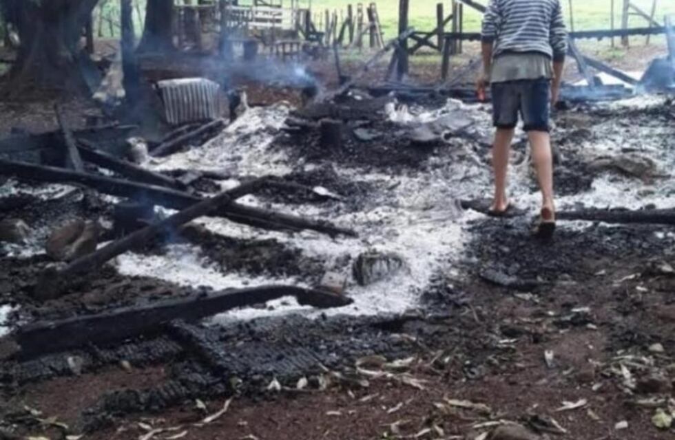 Un incendio dejó con lo puesto al cuidador de una chacra de Montecarlo