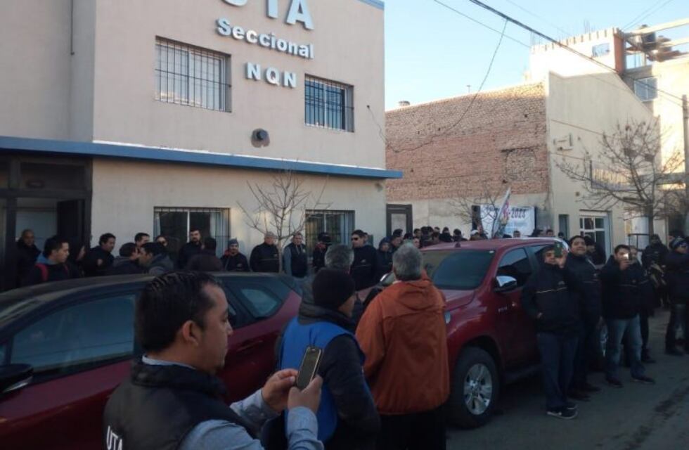 Manifestantes de la UTA y la Uocra colmaron el centro neuquino