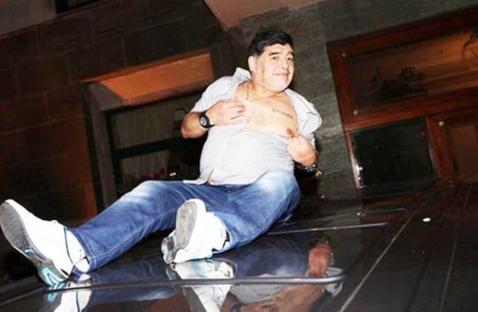 ¡Desbordado! Desde el techo de una camioneta, Maradona cantó contra la Juventus