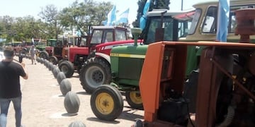 El tractorazo contra las retenciones se inició en la mañana de este viernes en el cruce de las Ruta 34 y la A012 para llegar luego al Monumento a la Bandera\u002E (@fangelini)