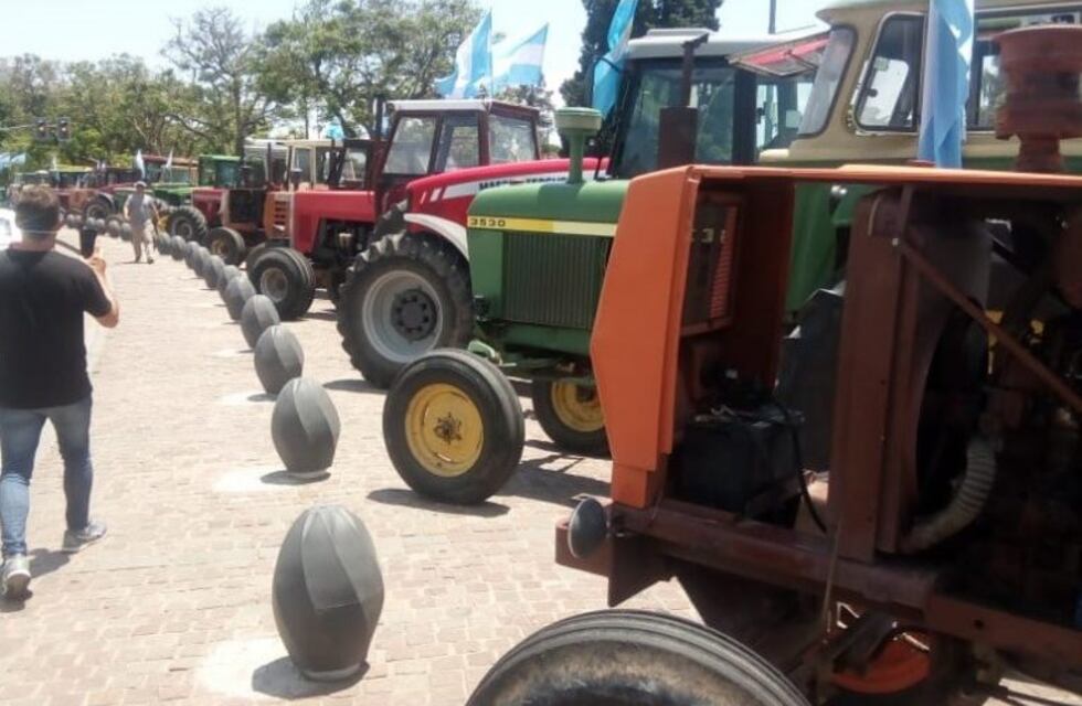 El tractorazo llegó al Monumento a la Bandera en protesta de las retenciones al agro