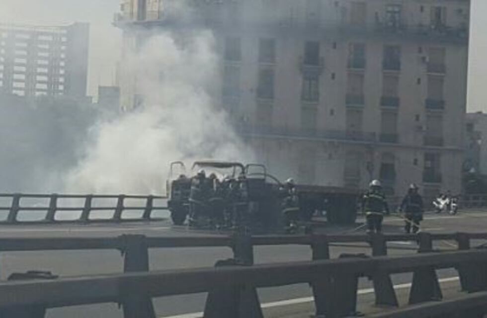 Se incendió un camión en Constitución y generó demoras en la Autopista 9 de Julio Sur