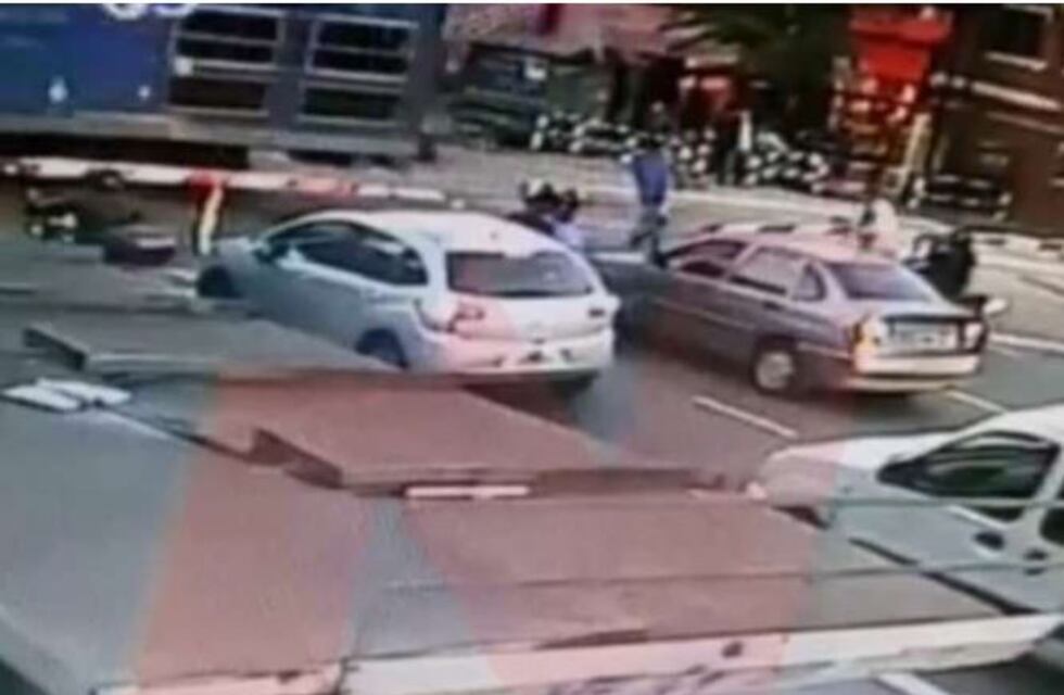 Cruzó con la barrera baja, lo chocó una formación del San Martín y salió ileso