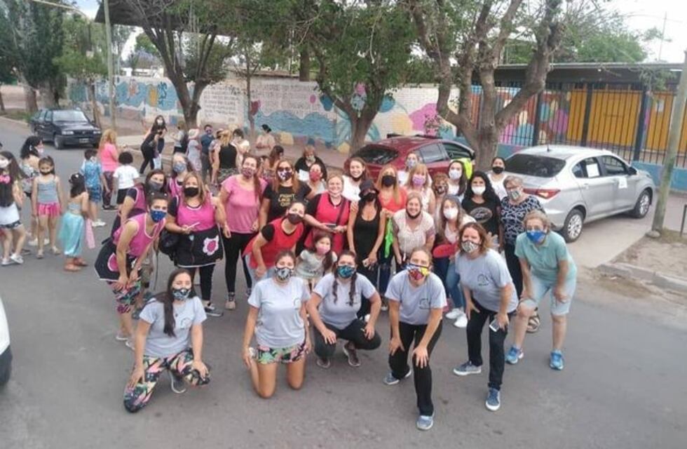 Docentes realizaron un caravanazo para despedir a sus alumnos en Guaymallén