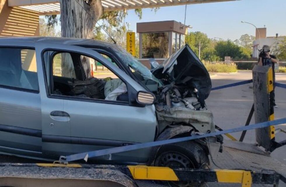 Dos personas fallecieron al estrellar su vehículo contra un muro