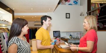 Arévalo y su equipo dialogaron con los comerciantes de la zona\u002E (Frente Chaqueño)