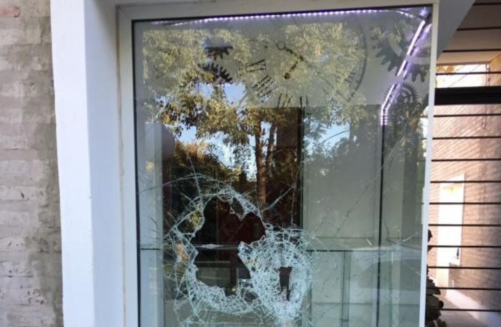 En un minuto, rompieron la vidriera de una relojería y se llevaron un botín de 25 mil pesos