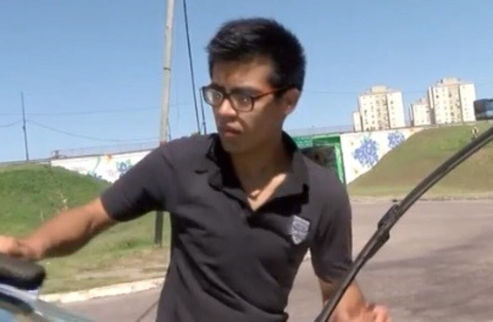 Limpiavidrios sueña con ser policía y denuncia que lo excluyeron por "caco"