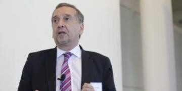 MONTEVIDEO (URUGUAY), 02/12/2015.- El ministro de Ciencia y Tecnologu00eda de Argentina, Lino Barau00f1ao, habla hoy, miu00e9rcoles 2 de diciembre de 2015, en Montevideo, donde dijo a Efe que