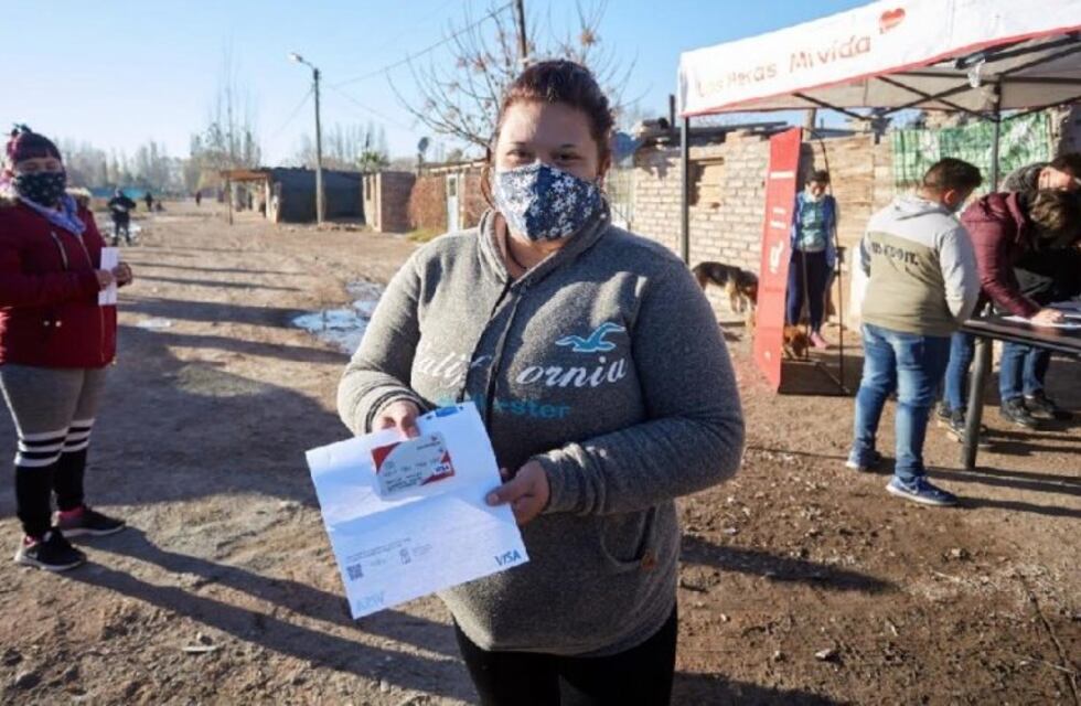 Familias vulnerables de Las Heras recibieron tarjetas de ayuda alimentaria