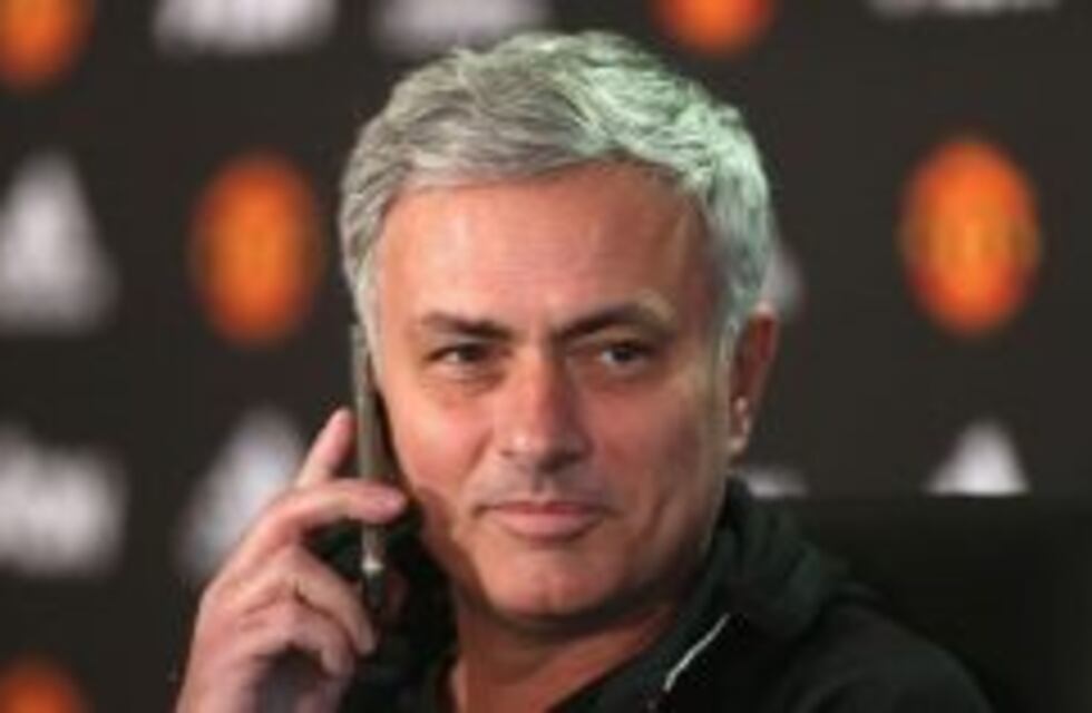 ¡Desopilante! Mourinho atendió el teléfono de un periodista en la rueda de prensa