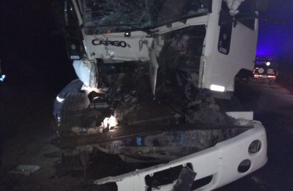 Cuatro personas murieron al chocar dos camiones y un auto en Pergamino