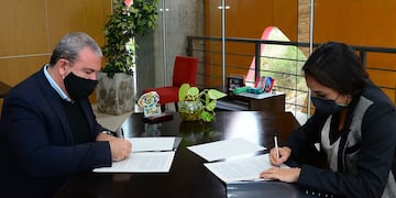 El rector de la UNSL, Víctor Moriñigo y la secretaria de Medio Ambiente y Parques, Natalia Spinuzza firman el documento para la actualización del Mapa de Recursos Mineros. Gentileza ANSL