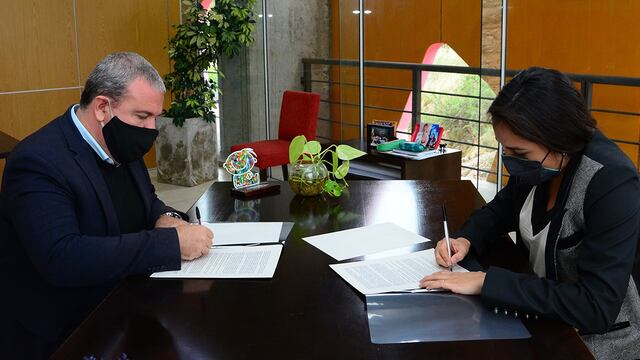 El rector de la UNSL, Víctor Moriñigo y la secretaria de Medio Ambiente y Parques, Natalia Spinuzza firman el documento para la actualización del Mapa de Recursos Mineros. Gentileza ANSL