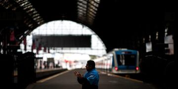 -FOTODELDIA- AME5597\u002E BUENOS AIRES (ARGENTINA), 18/03/2020\u002E- Una persona circula por la desierta estación ferroviaria de Retiro este miércoles luego de que mayores medidas de control fuera implementadas por parte del Gobierno Nacional en contra del virus COVID-19, en Buenos Aires (Argentina)\u002E EFE/Juan Ignacio Roncoroni