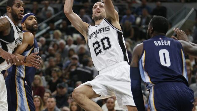 SAN ANTONIO,TX - APRIL 25 : Manu Ginobili #20 of the San Antonio Spurs scores against the Memphis Grizzlies in Game Five of the Western Conference Quarterfinals during the 2017 NBA Playoffs at AT&T Center on April 25, 2017 in San Antonio, Texas. NOTE TO USER: User expressly acknowledges and agrees that , by downloading and or using this photograph, User is consenting to the terms and conditions of the Getty Images License Agreement.   Ronald Cortes/Getty Images/AFPn== FOR NEWSPAPERS, INTERNET, TELCOS & TELEVISION USE ONLY ==
