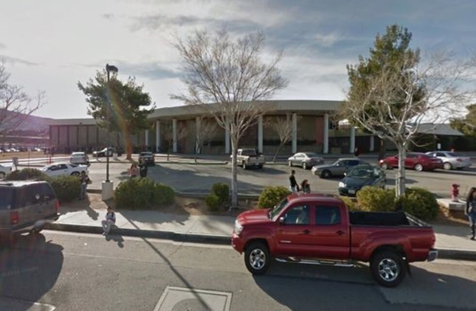 Reportan posibles tiroteos en dos escuelas de Los Ángeles