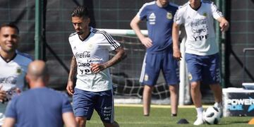 Manuel Lanzini se pierde el Mundial por la rotura de ligamentos cruzados de su rodilla derecha\u002E EFE/ Alejandro García