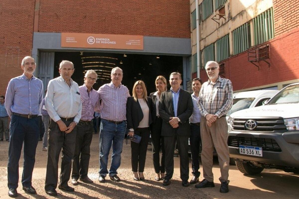 El gobernador Hugo Passalacqua y el presidente de Energía de Misiones, Guillermo Aicheler, junto a otros directivos\u002E (MisionesOnline)