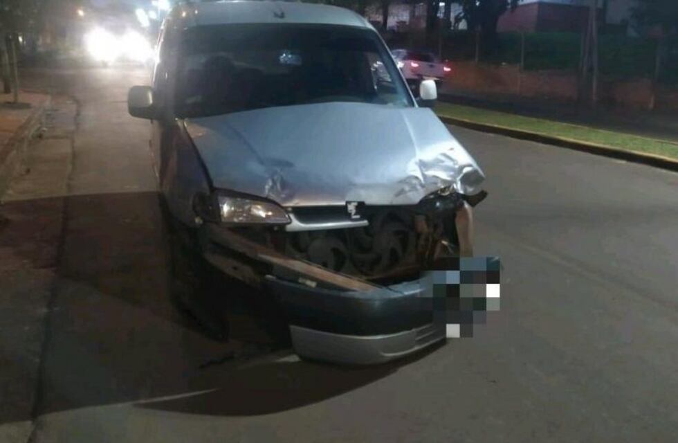 Choque entre dos autos dejó daños materiales