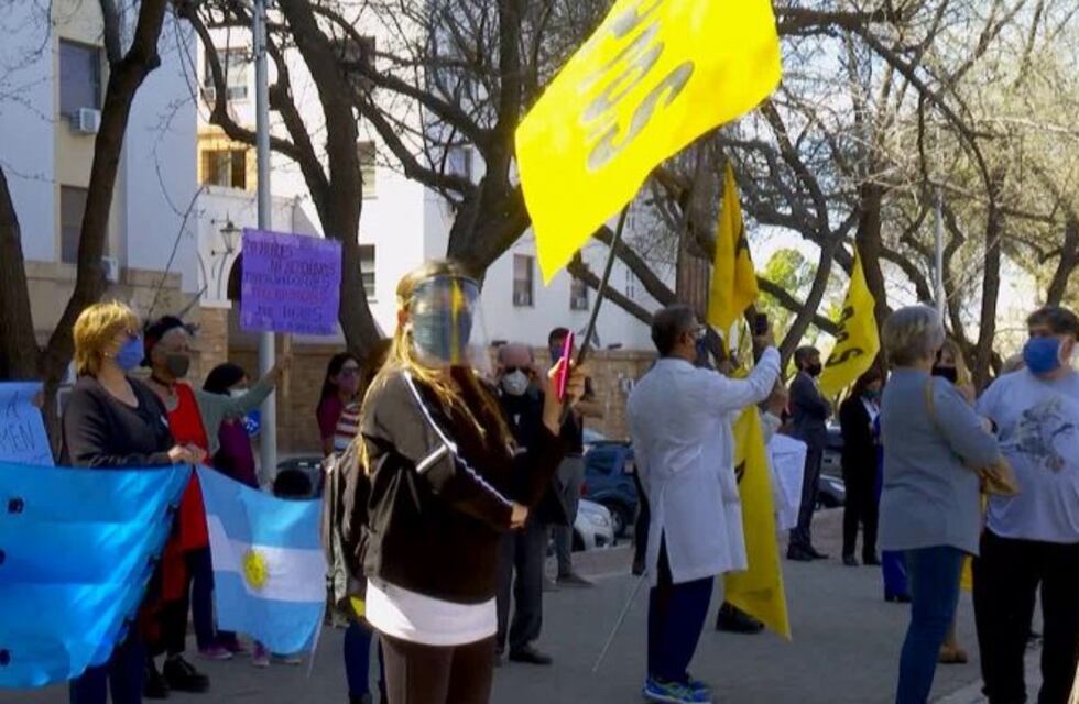 Licenciados en Enfermería reclamaron su pase a planta permanente