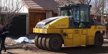 Una mujer falleció este mediodía en San Rafael al ser aplastada por una máquina aplanadora\u002E