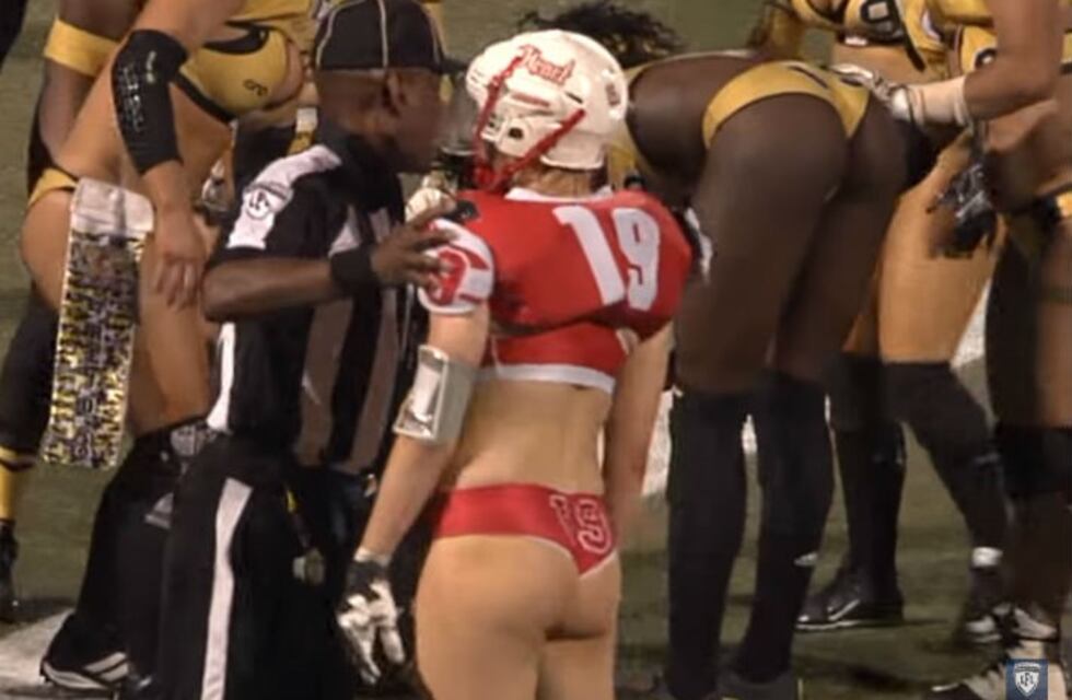 Tremenda trompada en el fútbol americano femenino