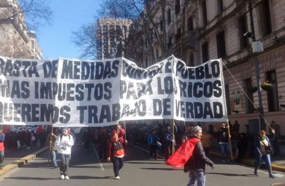 Organizaciones sociales marchan a Plaza de Mayo para acampar en demanda de "trabajo y salarios dignos"