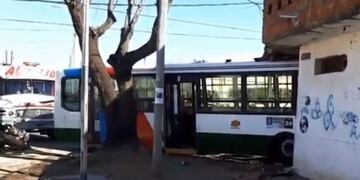 Colectivo incrustado en Wilde (Foto: captura)\u002E