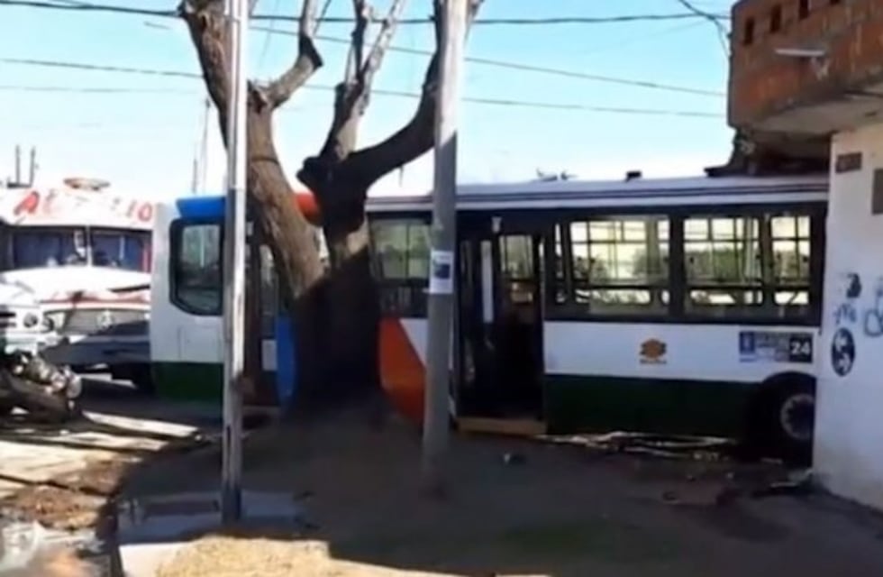 Diez pasajeros heridos al incrustarse un colectivo en una casa de Wilde