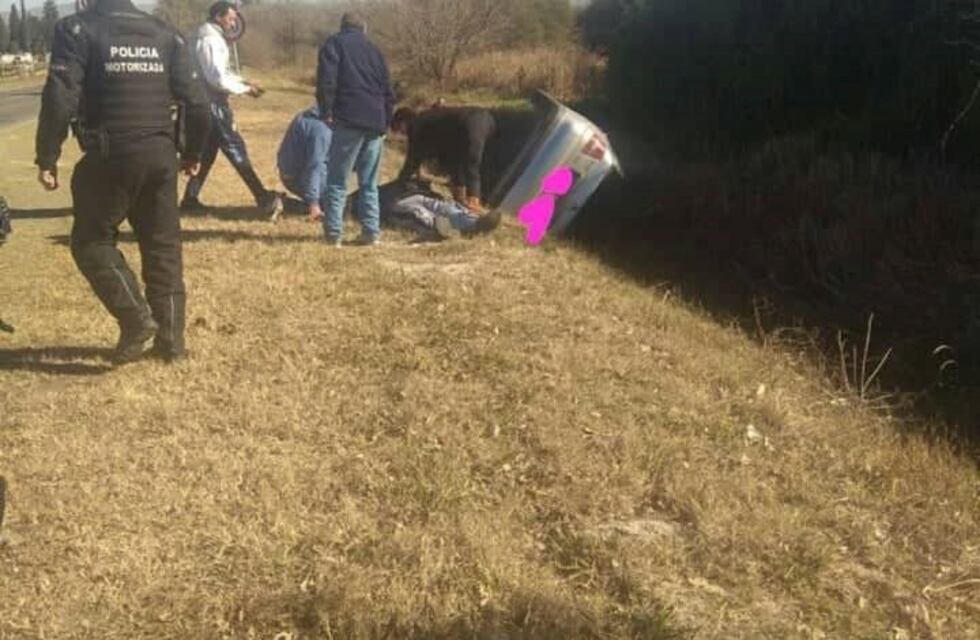 Despistó y terminó tumbado en la banquina