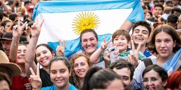 La Avenida Bustamante de Posadas cubierta por simpatizantes que esperan el discurso de la expresidenta Fernández de Kirchner alrededor de las 20\u002E (Twitter)