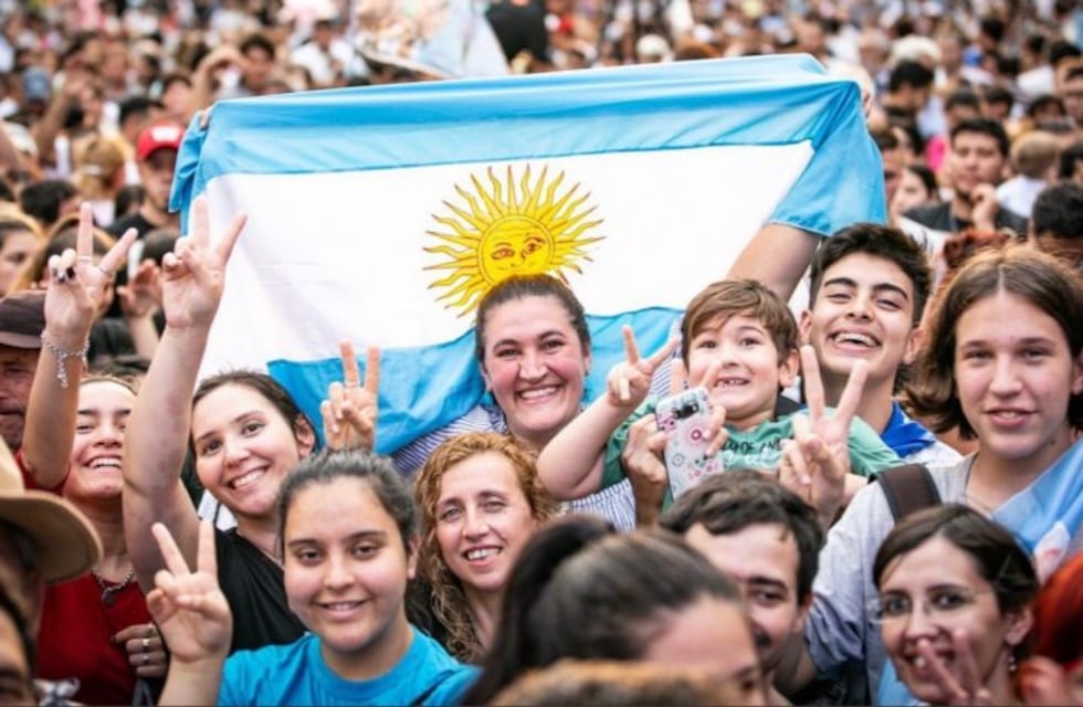 Unas 10.000 personas esperan que hable Cristina Kirchner en el estadio "Finito" Gehrmann