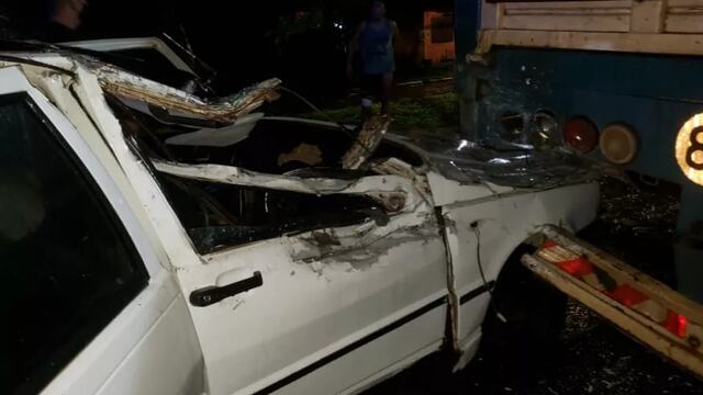 Los vecinos rescataron a los ocupantes que habían quedado atrapados en el interior del Fiat Uno.