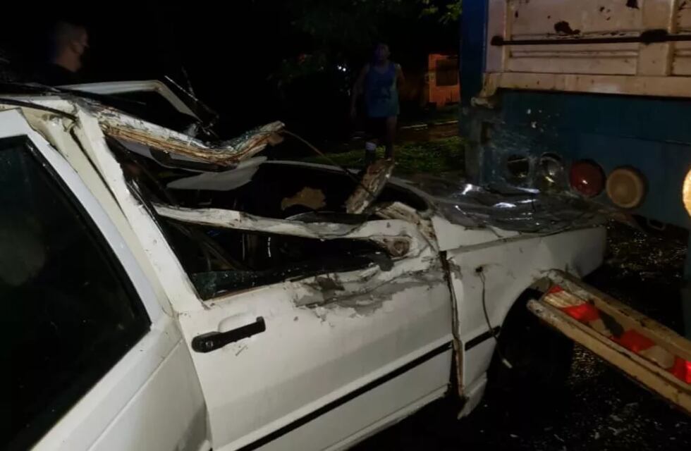 Chocaron contra un acoplado estacionado