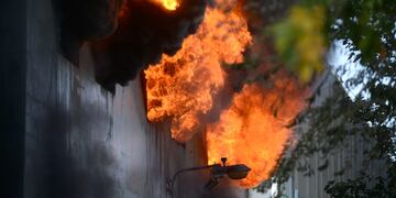 Impresionante incendio en una fábrica de Los Boulevares. (José Hernández/La Voz)